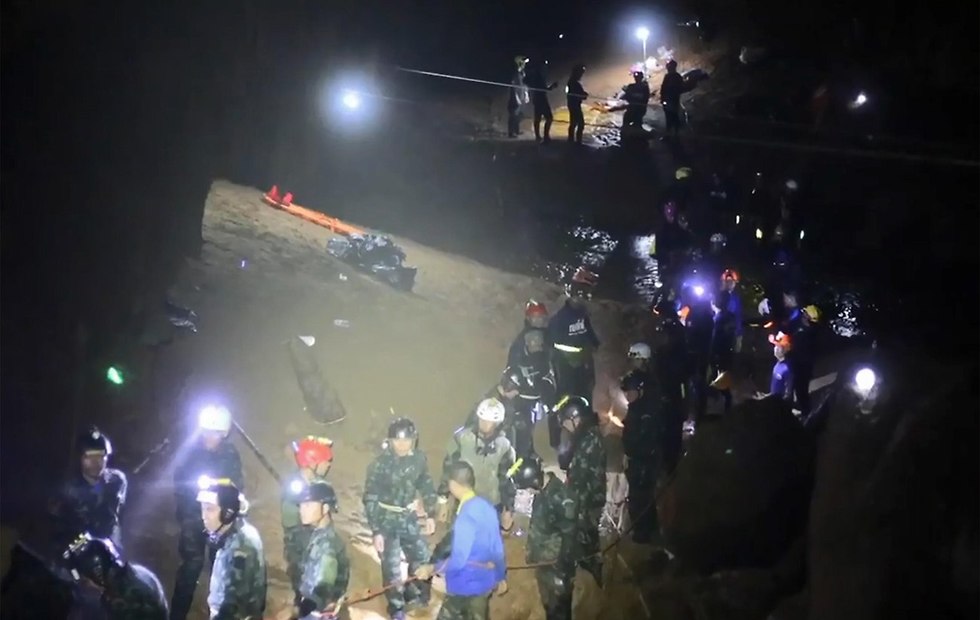 חילוץ הנערים מהמערה (צילום: AFP)