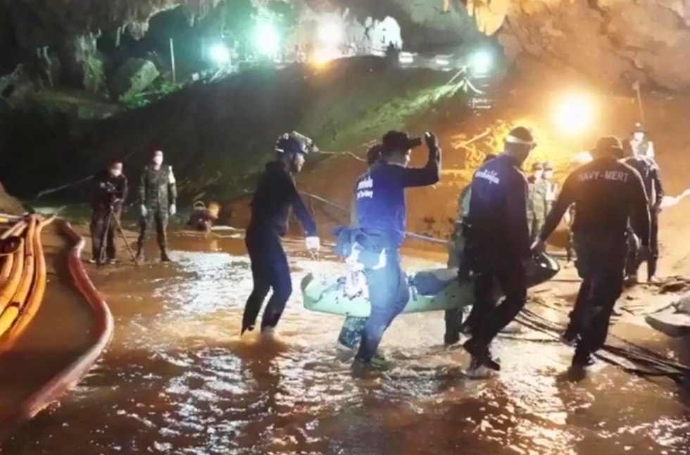 חילוץ הנערים מהמערה (צילום: AP)