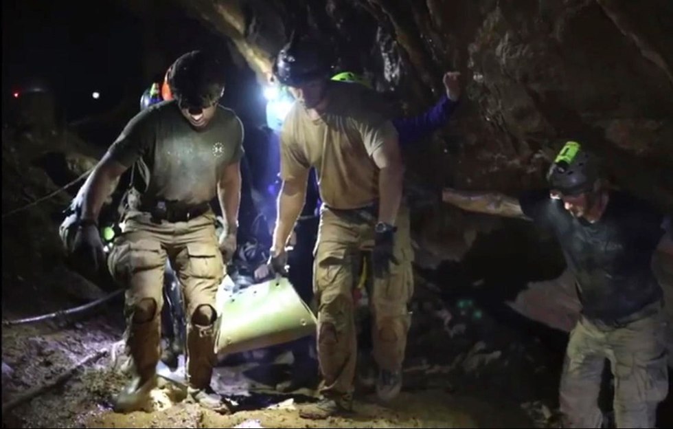 חילוץ הנערים מהמערה (צילום: AP)