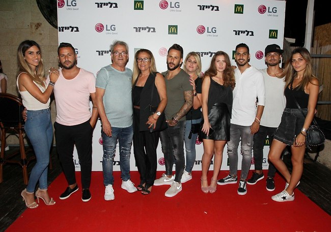 אבא בא, סבא בא, אריה מכפר סבא בא. הבוזגלוס (צילום: ראובן שניידר) אבא בא, סבא בא, אריה מכפר סבא בא. הבוזגלוס (צילום: ראובן שניידר)