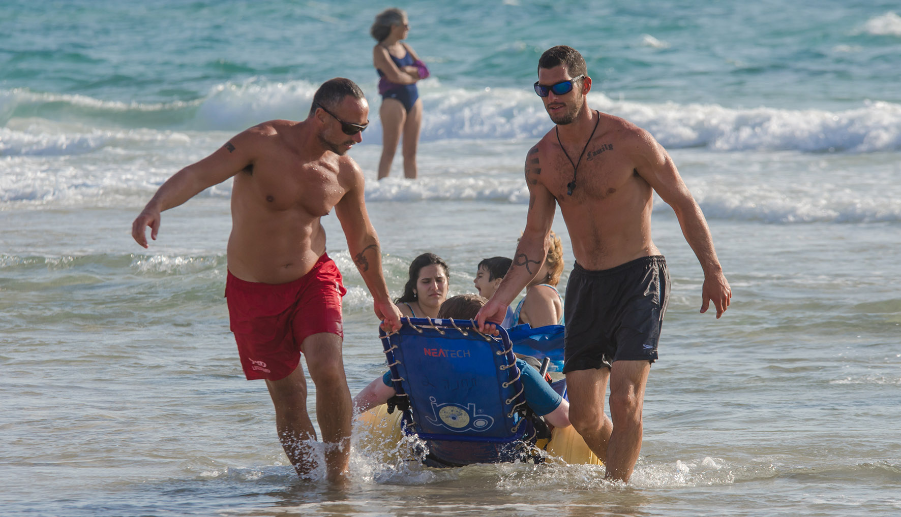 Спасатели помогают инвалиду насладиться морем. Фото: пресс-служба