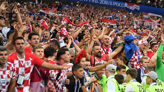 קרואטיה אוהדים מסביב לכדור  (צילום: AFP)