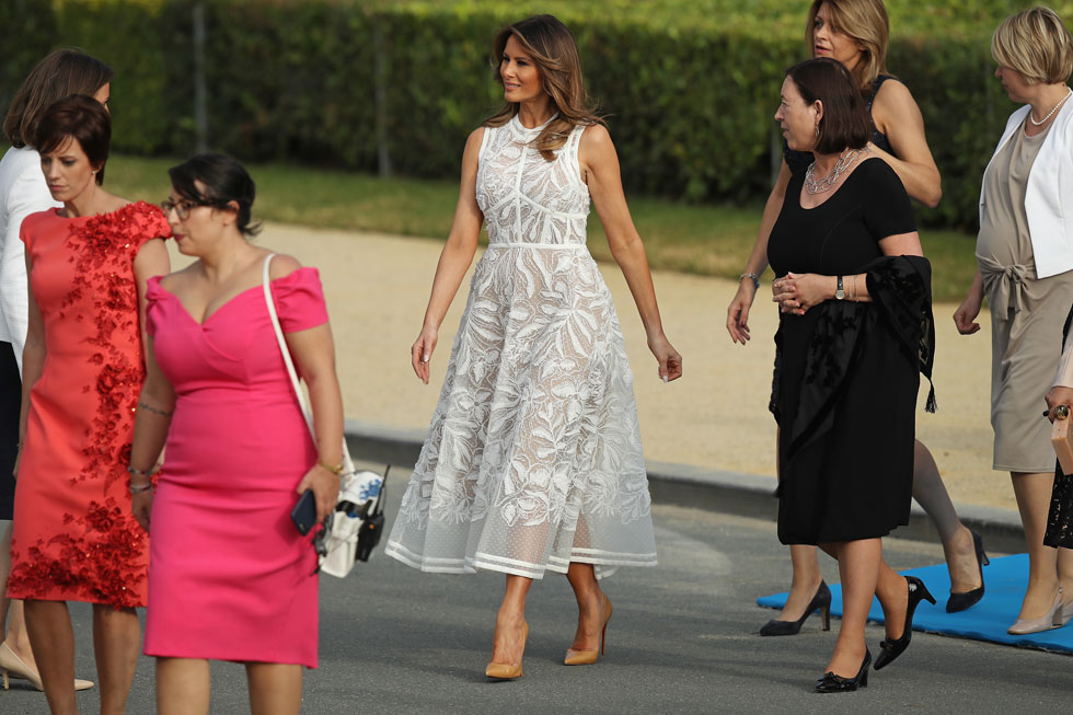 לבילוי בבריסל: שמלת ערב מתחרה לבנה של המעצב הלבנוני אלי סאאב (7,450 דולר) עם נעליים בצבע ניוד של לובוטן (795 דולר) (צילום: Sean Gallup/GettyimagesIL)
