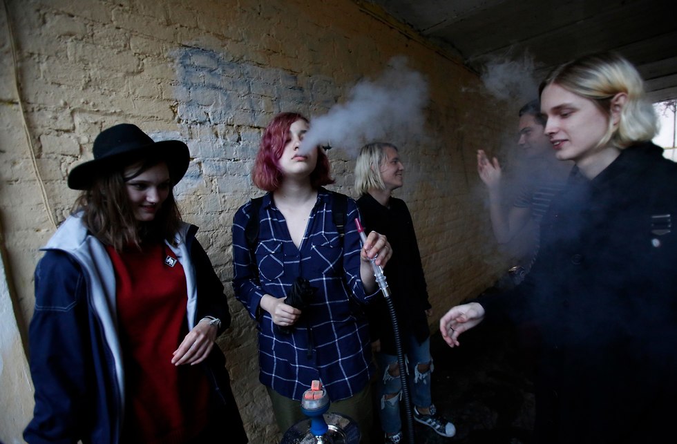 מעשנים נרגילה ברוסיה (צילום: AP)