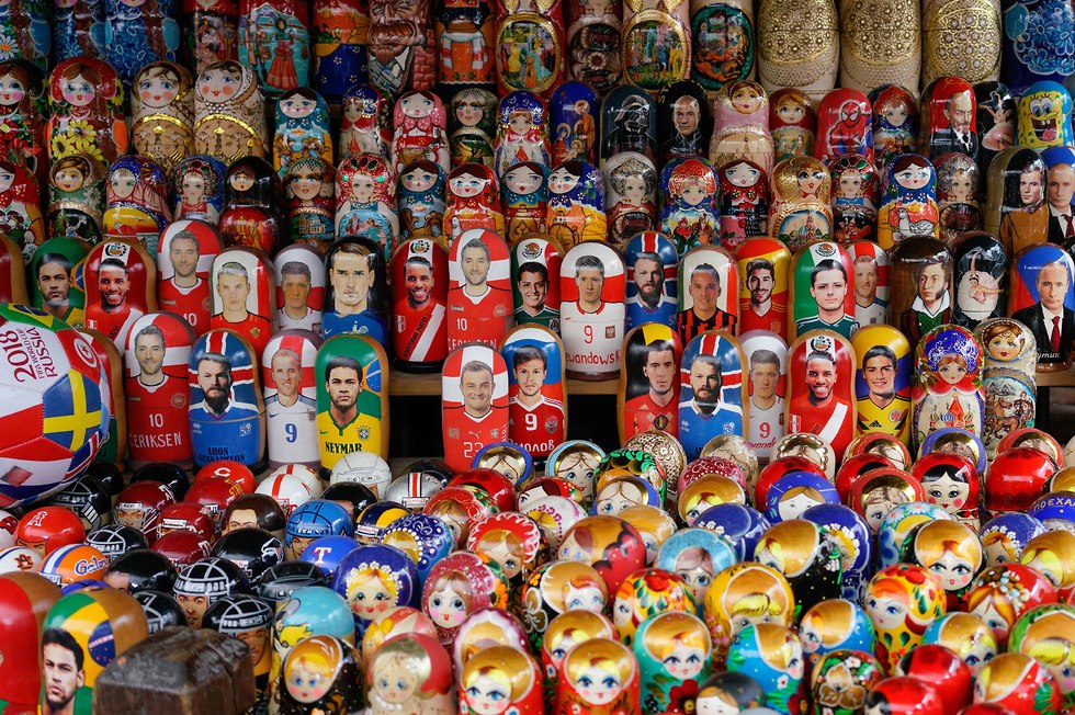 הבבושקות בשוק במוסקבה (צילום: AFP)