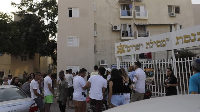 Ракета разорвалась возле синагоги. Фото: AFP