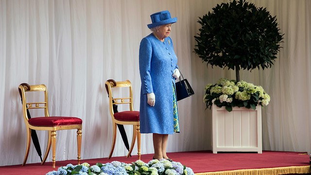 המלכה הבריטית מחכה לנשיא האמריקני (צילום: AP)