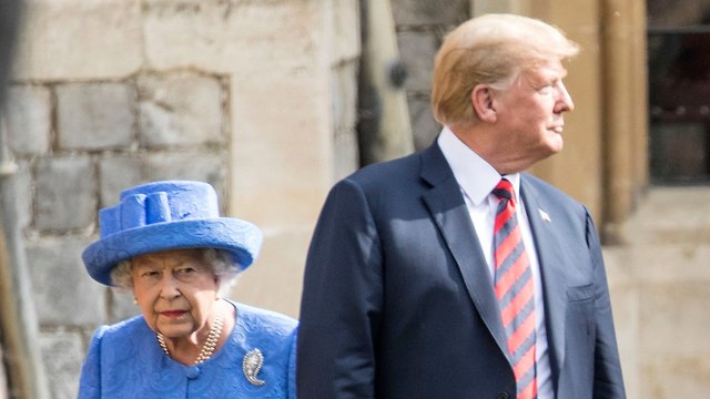 הנשיא האמריקני מסתיר את המלכה בסקירת משמר הכבוד (צילום: AP)