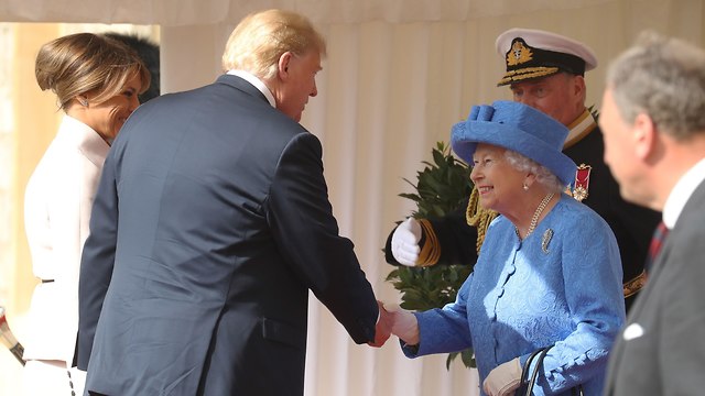 הנשיא האמריקני מושיט את ידו למלכה (צילום: AFP)