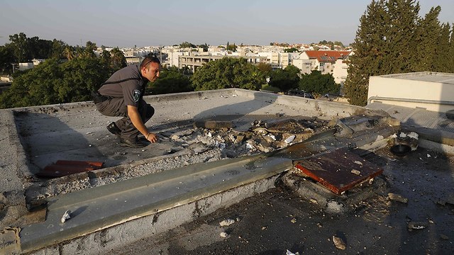 חלונות שבורים בשדרות (צילום: AFP)