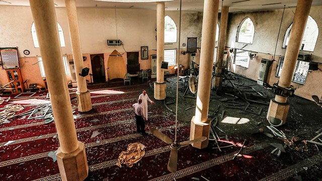 מזק למסגד בעזה (צילום: AFP)