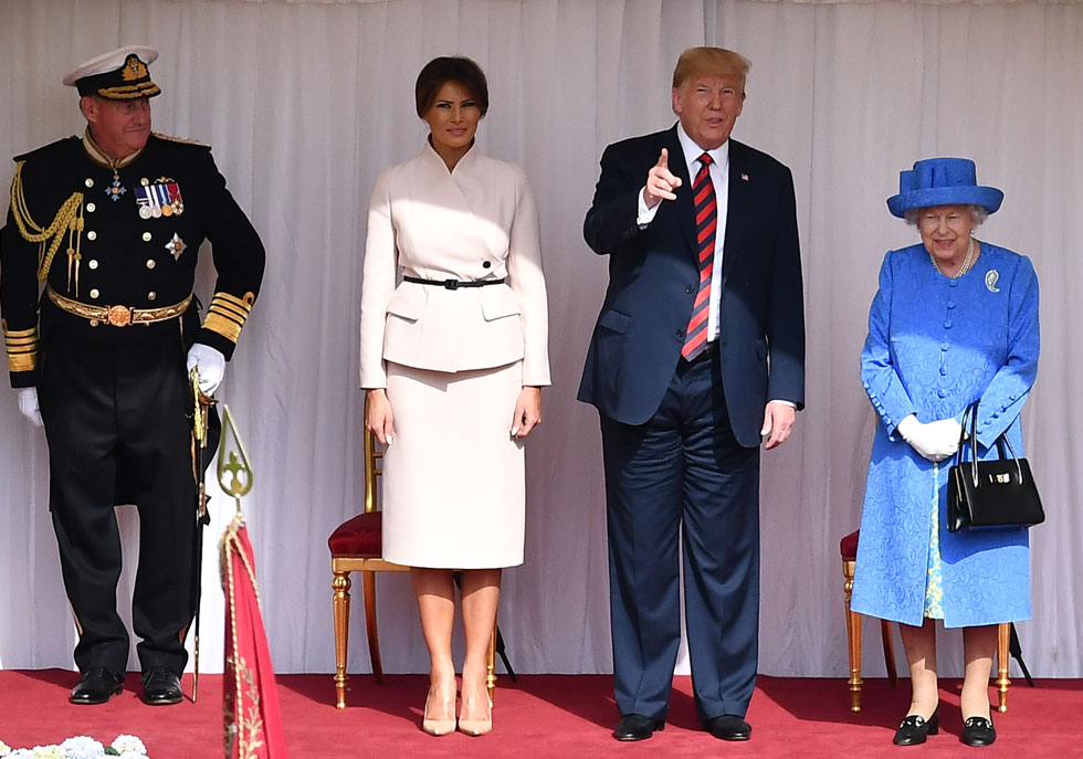 מפגש ראשון עם מלכת אנגליה: טראמפ בחליפה בצבע ורוד פודרה של בית האופנה הצרפתי דיור   (צילום: Ben Stansall/GettyimagesIL)