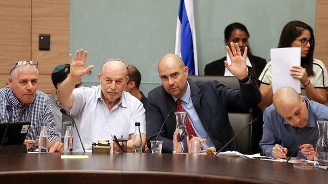 Commitee chairman Amir Ohana (center right) and Bayit Yehudi MK Nissan Slomiansky voting (center left) (Photo: Amit Shabi)