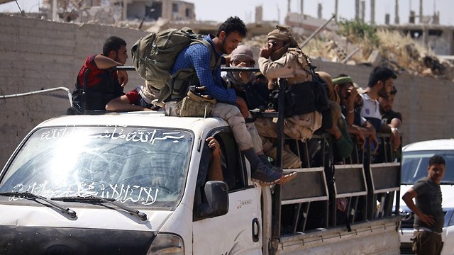 סוריה מורדים מתפנים מ דרעא (צילום: AFP)