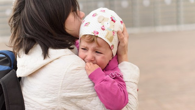 אימא מחבקת תינוקת (צילום: Shutterstock)