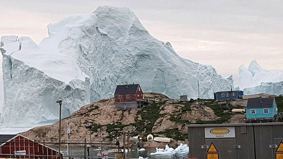 הקרחון הענק סמוך לכפר (צילום: רויטרס)