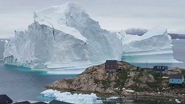 הקרחון הענק סמוך לכפר (צילום: רויטרס)