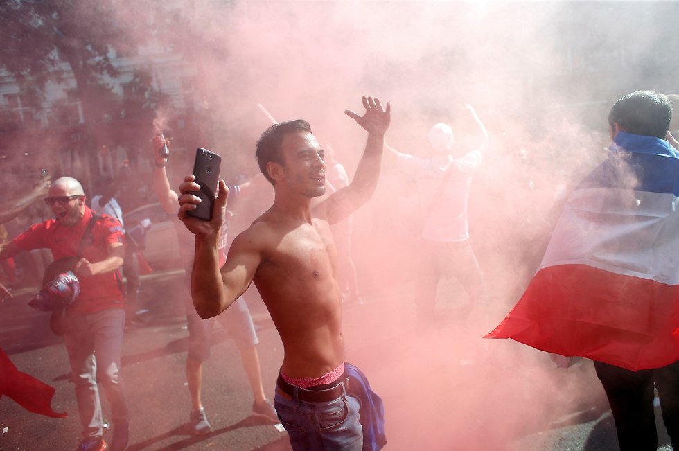 אוהדי נבחרת צרפת פריז (צילום: AP)