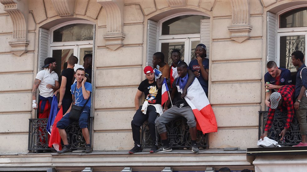 אוהדי נבחרת צרפת פריז (צילום: AP)