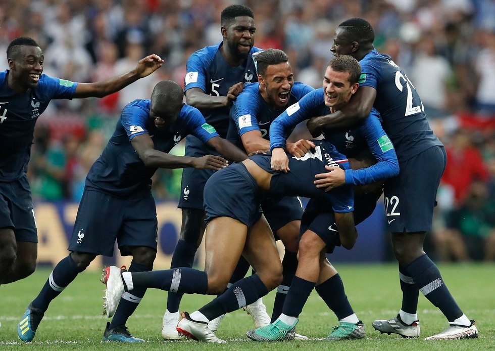נבחרת צרפת חוגגת (צילום: AP)