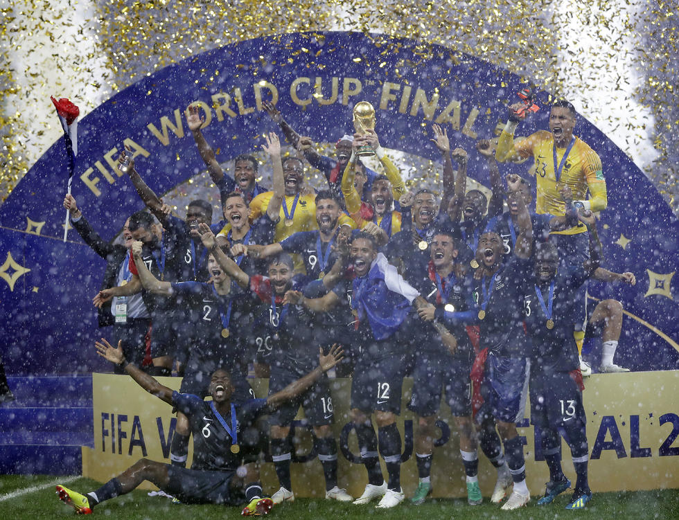 צרפת מניפה את גביע העולם (צילום: AP)