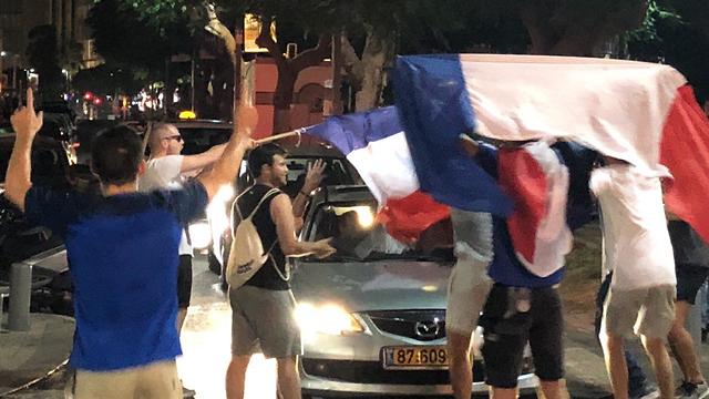 חגיגות של צרפתים בתל אביב בעקבות ניצחונה של צרפת במונדיאל (צילום: מתן טורקיה)