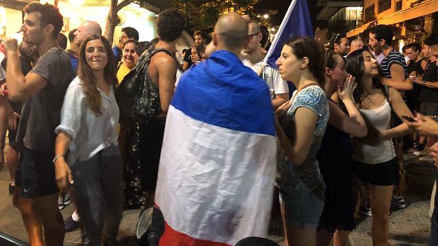 חגיגות של צרפתים בתל אביב בעקבות ניצחונה של צרפת במונדיאל (צילום: מתן טורקיה)