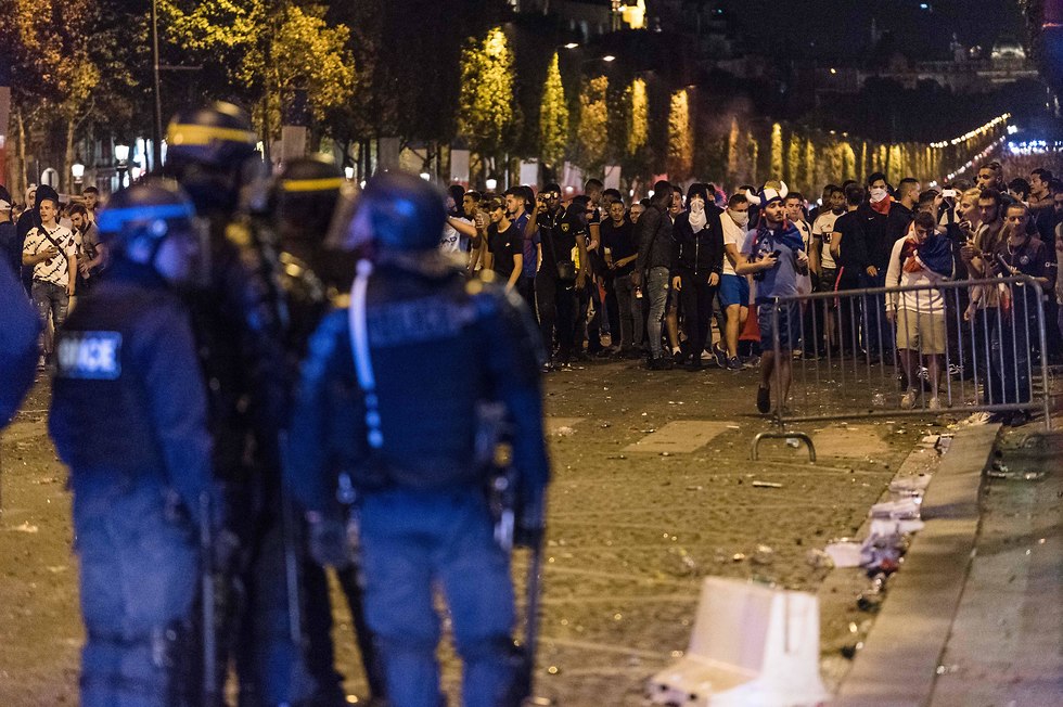 אוהדי נבחרת צרפת מהומות (צילום: MCT)
