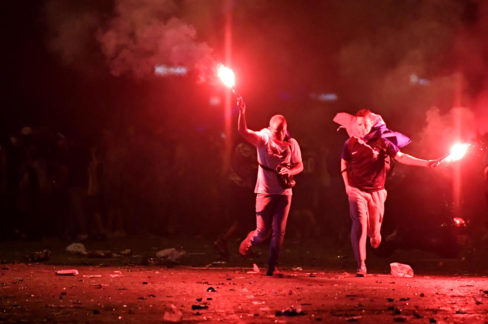 אוהדי נבחרת צרפת מהומות (צילום: EPA)