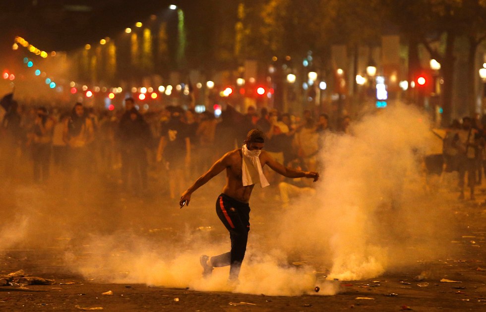 אוהדי נבחרת צרפת מהומות (צילום: AP)