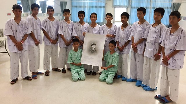 תאילנד נערים לכודים חילוץ טקס זיכרון כבוד צוללן שנהרג סמאן קונאן (צילום: AFP)