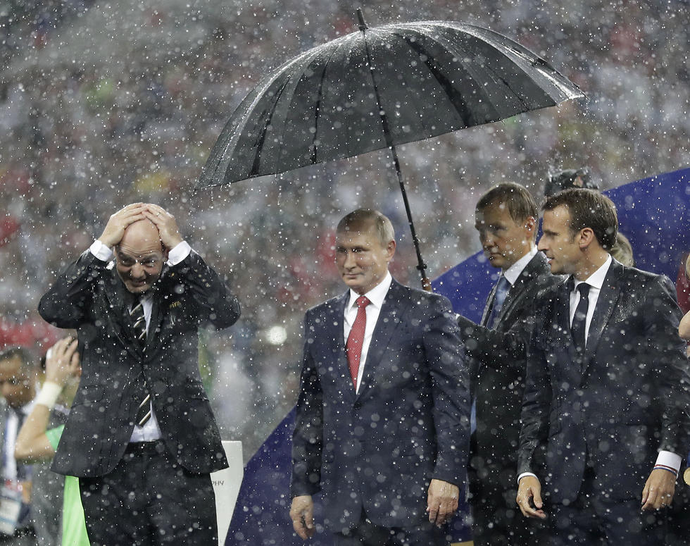 דאגו למטרייה רק בשביל פוטין (צילום: AP)