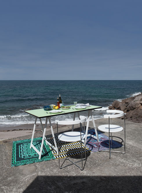 בימי הקיץ אפשר לאכול בחוץ (צילום: Jules Couartou)