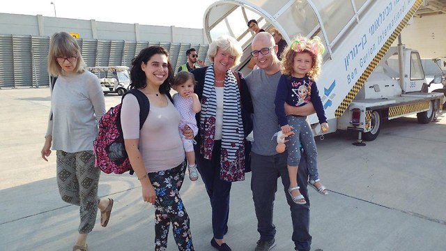 אמיר אקשטיין נפגש במקרה עם שרת התרבותך של גרמניה בטיסה (מתוך עמוד הפייסבוק של אמיר אקשטיין)