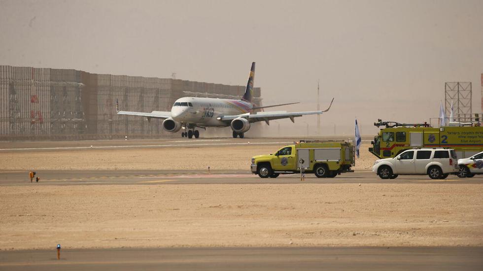 Приземление первого самолета в аэропорту Рамон. Фото: Моти Кимхи (צילום: מוטי קמחי)