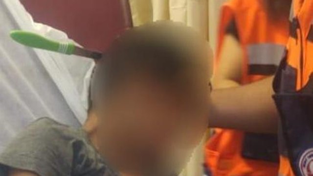אישה אמא ילד בן 10 נעצה סכין בראש ראש בית חולים (צילום: דוברות המשטרה)