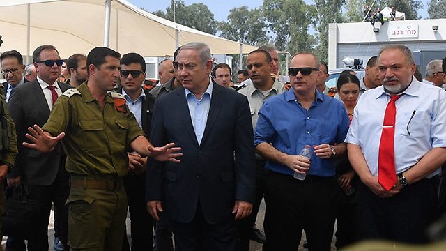 PM Netanyahu and Defense Minister Lieberman visit to Home Front Command (Photo: Kobi Gideon)