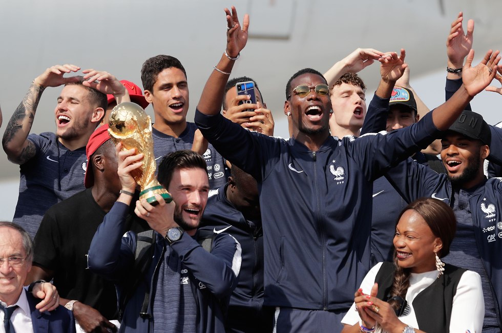 שחקני הנבחרת חוגגים מול המצלמות ומקבלי הפנים (צילום: AFP)