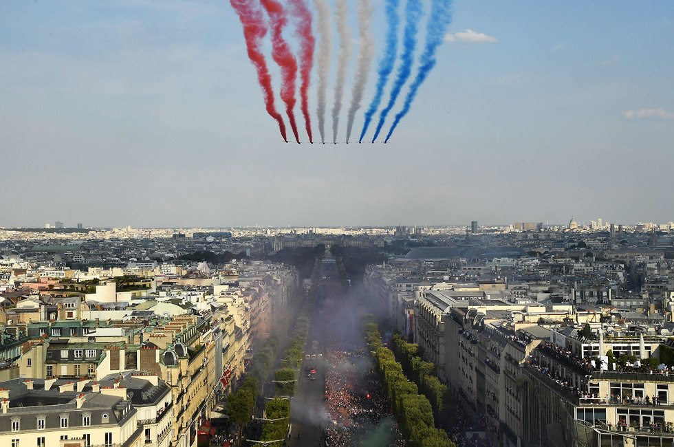 החגיגה ברחובות פריז עם הגעת הנבחרת (צילום: AFP)