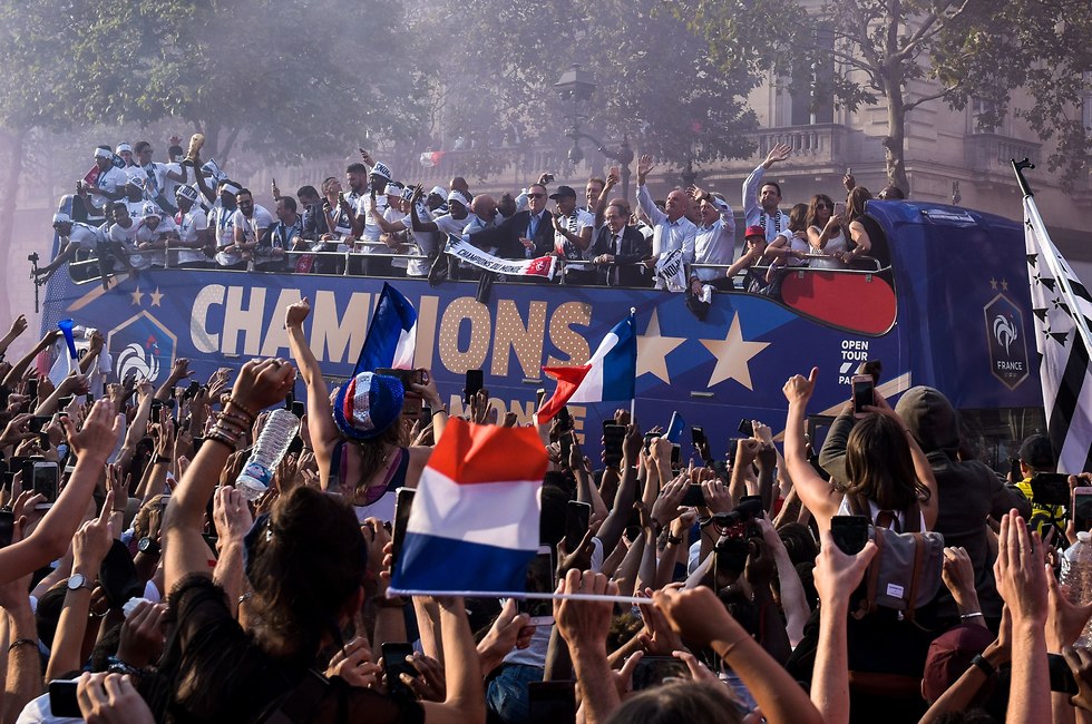 החגיגה ברחובות פריז עם הגעת הנבחרת (צילום: AFP)