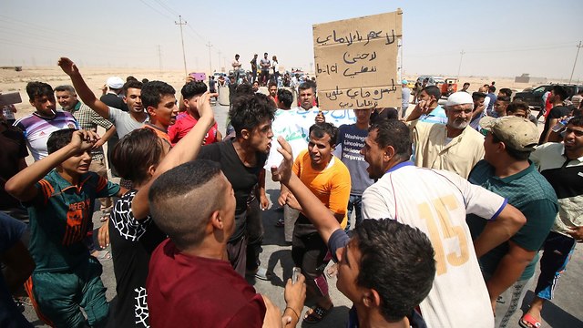עיראק מחאה אזור בצרה בסרה (צילום: EPA)