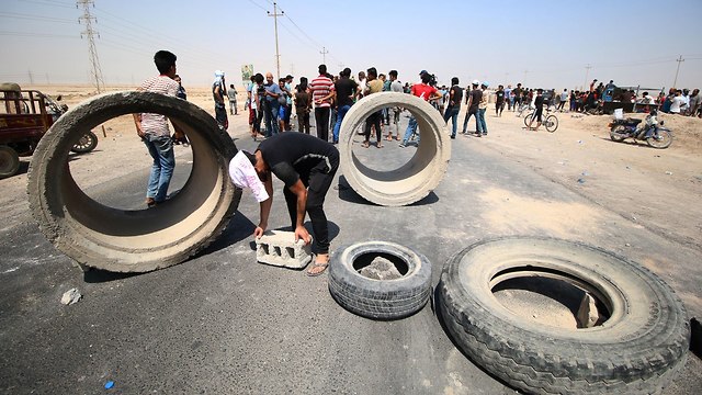 עיראק מחאה אזור בצרה בסרה (צילום: EPA)