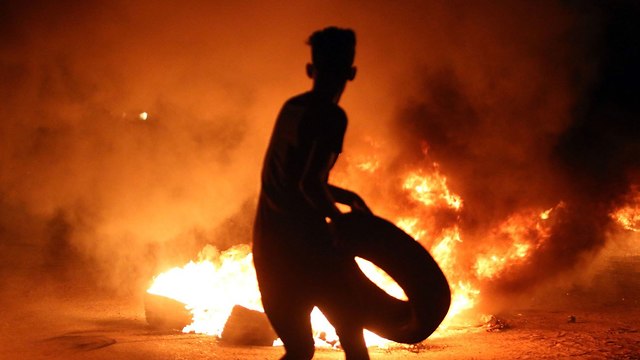 עיראק מחאה בסרה בצרה (צילום: AFP)