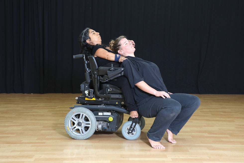 "העבודה המשותפת שלנו היא מודל לחבר'ה עם המגבלות, ובעיקר לרקדניות מרמת אביב שמקבלות הוראות ממנחה מקצועית שיושבת בכיסא גלגלים" (צילום: דנה קופל)