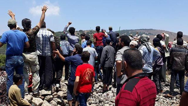 אזרחים  ב צד הסורי גבול ישראל רמת הגולן בגדים לבנים פליטים ב סוריה ()