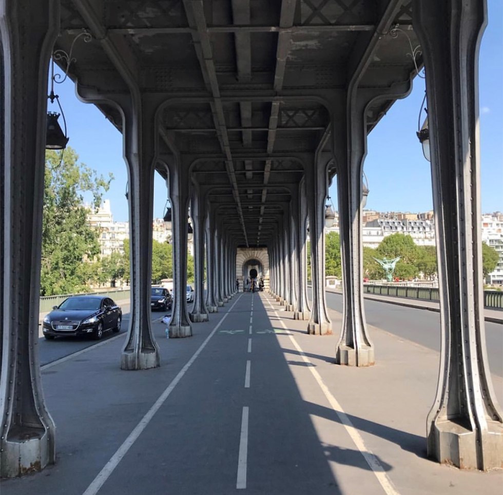 מאסט פריז צרפת MUST גשר ביר חכים ()