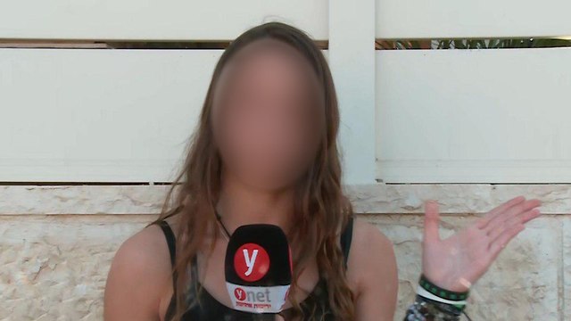 הנערה שהותקפה בבית שמש בריאיון לאולפן ynet (צילום: אלכס גמבורג)