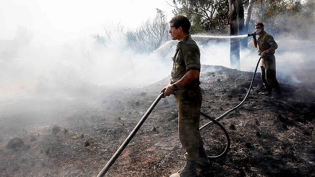 שריפה ליד נחל עוז (צילום: AFP)