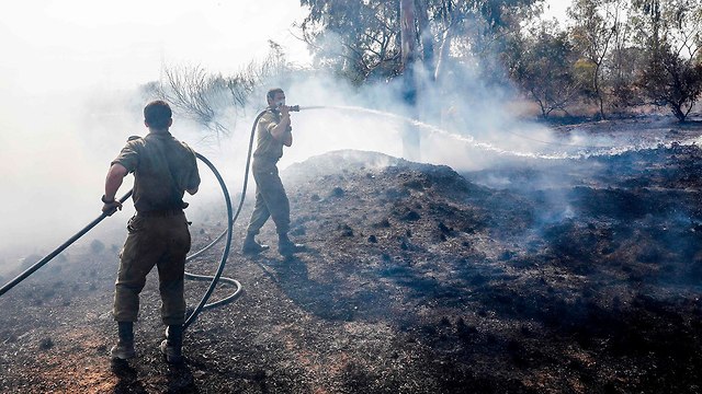 שריפה ליד נחל עוז (צילום: AFP)