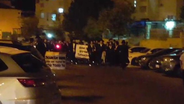 Radical Haredim protest in Beit Shemesh (Photo: Roi Rubinstein)